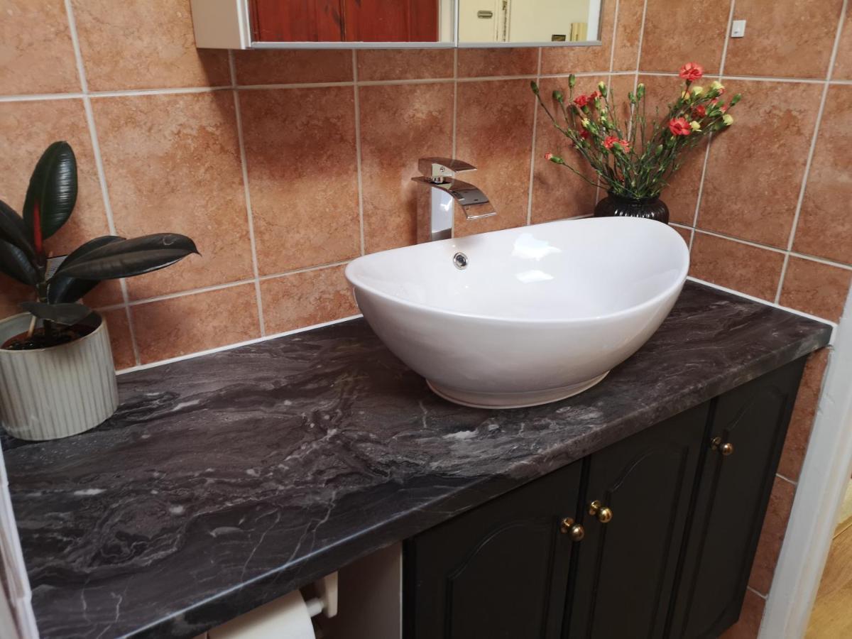 2 Bed Flat, Bounds Green, Piccadilly Line, London N11 Ngoại thất bức ảnh